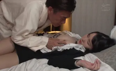 Nữa đêm tiền bối lén phang em thư ký ngủ mê mang vì say khi uống 1 lon bia