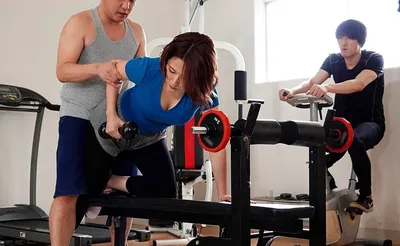 Gã chồng phát hiện người vợ vụng trộm với huấn luyện viên thể hình