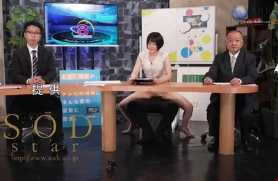 Nữ biên tập viên vừa trả bài vừa dẫn chương trình truyền hình