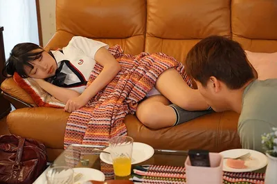 Chàng trai trộm nhìn quần lót cô bạn gái người tình đang ngủ thì bị phát hiện