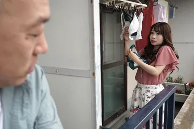 Gã cạnh bên nhà chuyên soi mói và cặp bà xã gã chồng thường xuyên rên la quá to