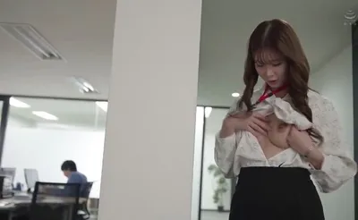 Bí ẩn đằng sau cô nhân viên bề ngoài nghiêm nghị, thực chất lại là "nữ hoàng dâm đãng".