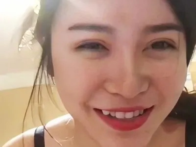 Dì cháu lâu lâu mới gặp nhau đi ăn mà cháu bắt liếm của quý ăn chuối