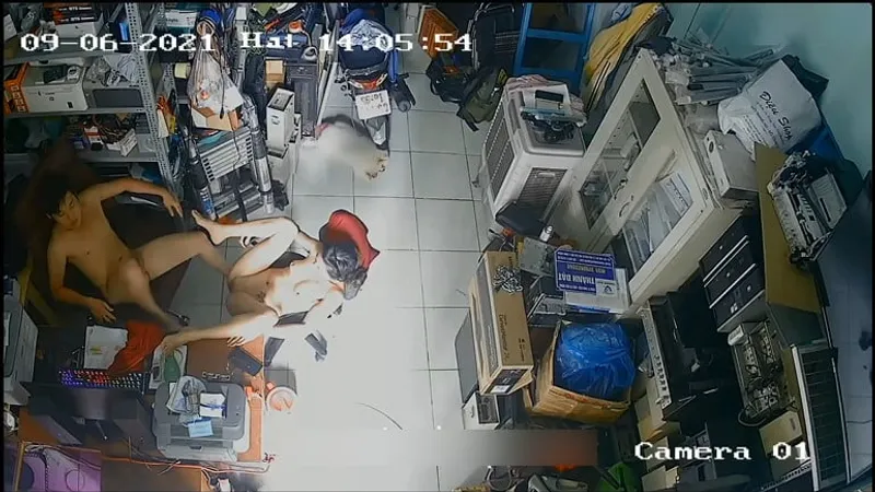 Cô vợ chồng xoạc nhau trong của buồi máy tính