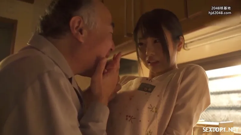 ở nhà một mình, vợ trẻ bị lão giao hàng cưỡng hiếp