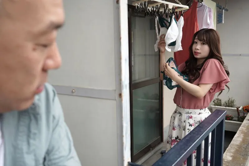 Gã cạnh bên nhà chuyên soi mói và cặp bà xã gã chồng thường xuyên rên la quá to