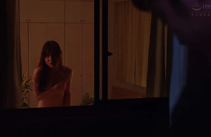 Người phụ nữ nhà bên chồng chồng hàng xóm thường xuyên thay đồ ở ngay cửa sổ