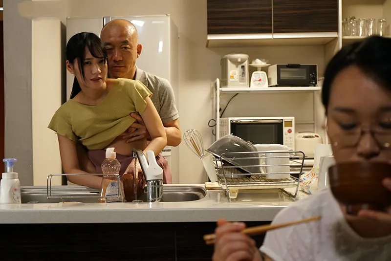 Chồng yêu trả bài con gái riêng của cô vợ khi biết bà xã không thể sinh con cho mình