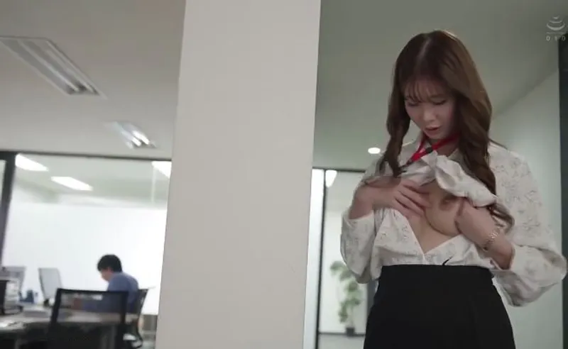 Bí ẩn đằng sau cô nhân viên bề ngoài nghiêm nghị, thực chất lại là "nữ hoàng dâm đãng".